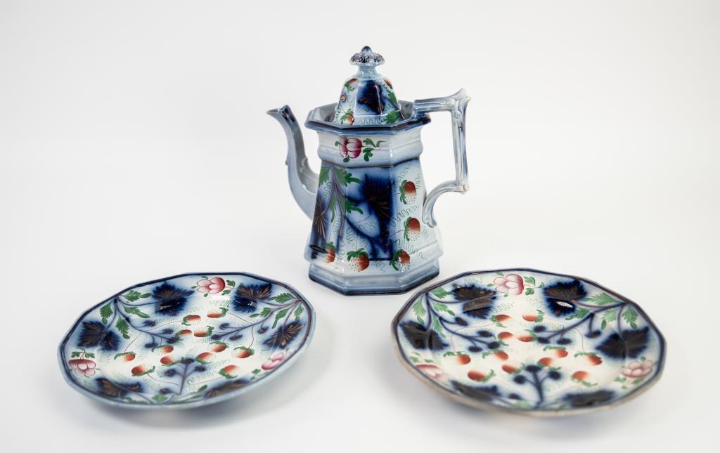 Gaudy Ironstone "Strawberry" Teapot & Plates (1 of 7)