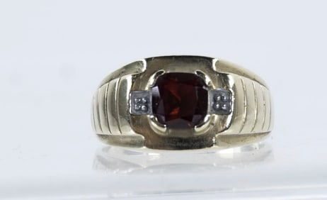 Gentleman's 10kt Garnet Ring