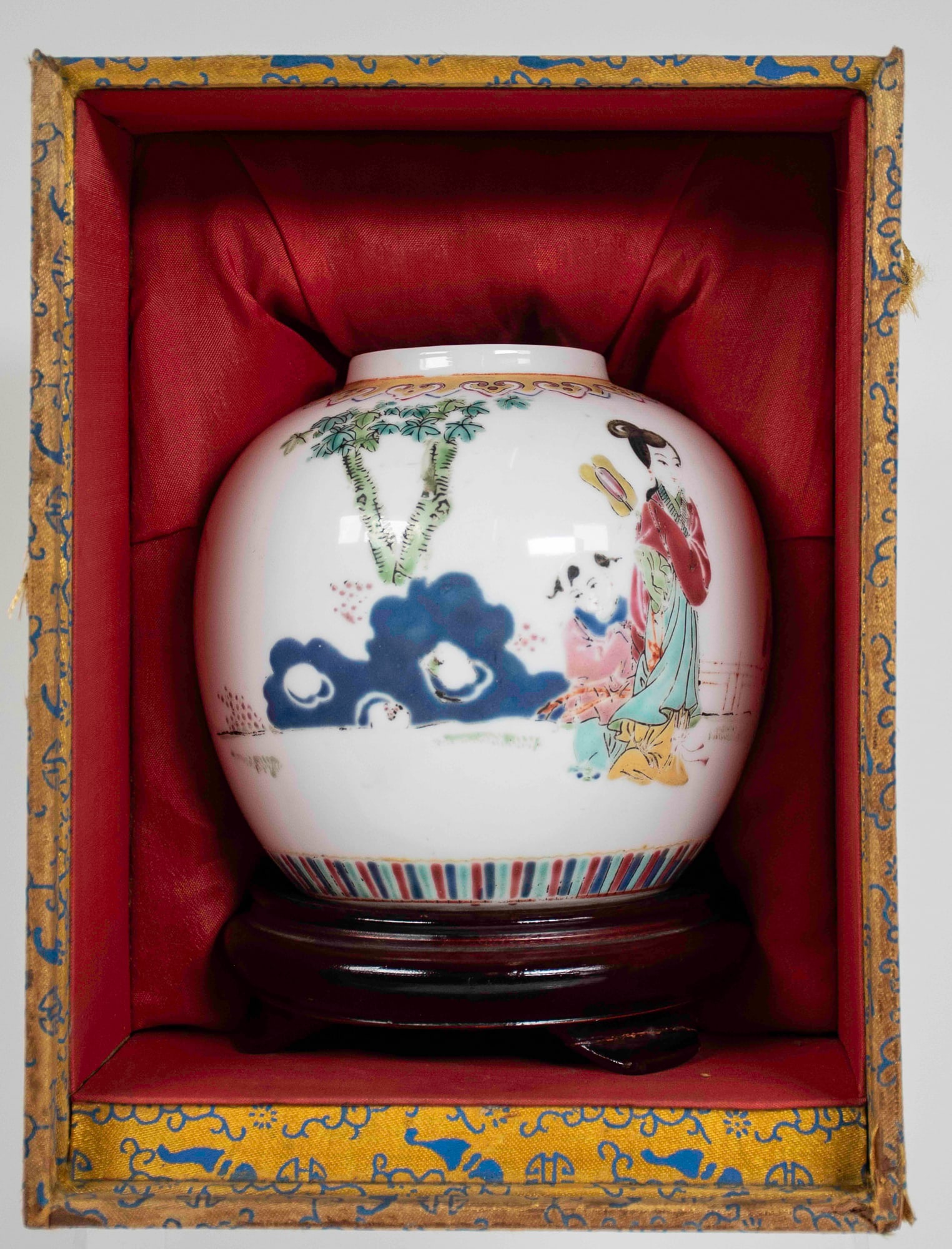 Chinese Famille Rose Porcelain Ginger Jar (1 of 10)