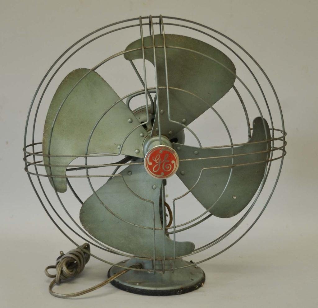 c. 1949 GE Vortalex 3-Speed Oscillating Desk Fan: Cat. #FM16V21, in working condition