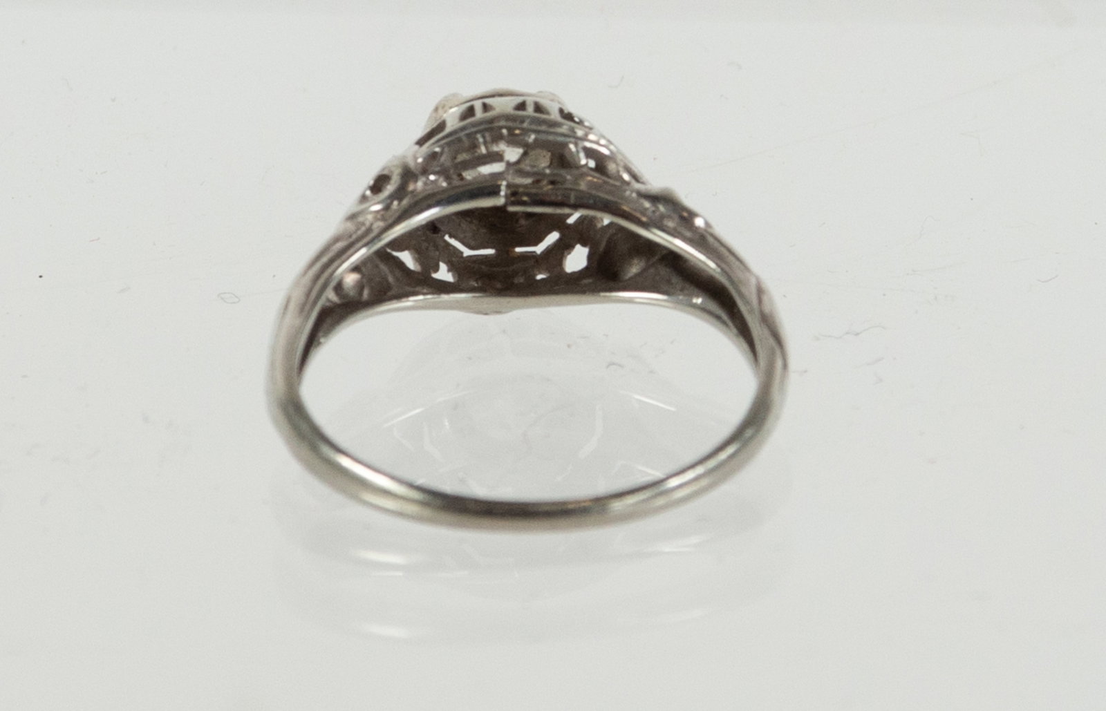 18kt White Gold and Diamond Ring - 4