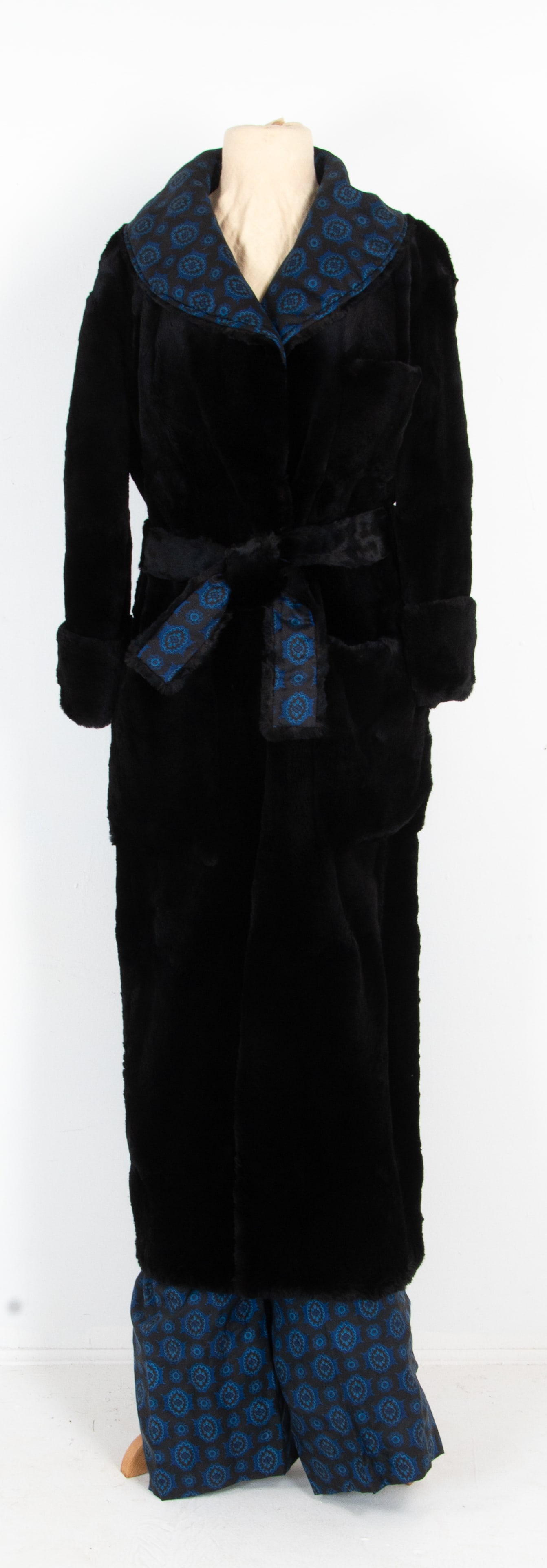 Rare Revillon Seal Fur Luxury Loungewear Set: Made in France; early to mid 20th century; seal fur robe with three pockets, upturned cuffs and matching sash; robe and sash lined with patterned blue on black silk; with matching patterned blue on