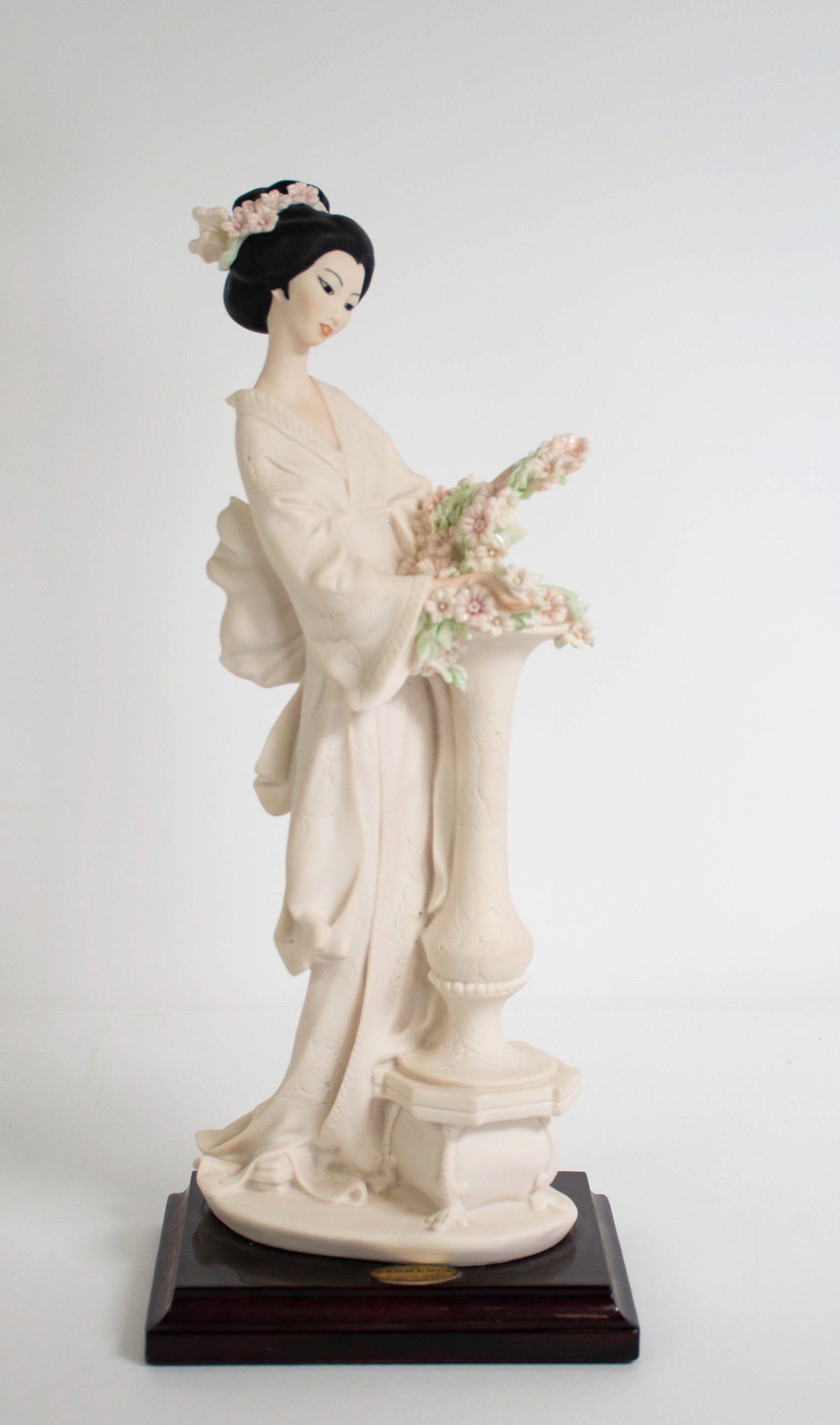 Giuseppe Armani "Oriental Lady with Column" (1 of 12)