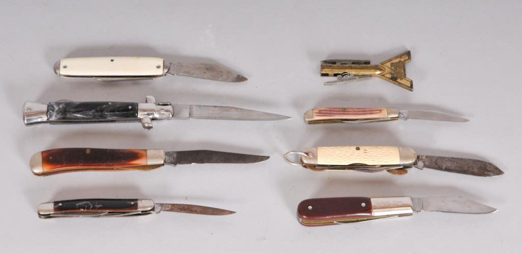 Italian Stiletto Knife, 6 Pocket Knives, Reamer: Italian stiletto lockblade knife, marked "G. C. Co. / Italy", Guttman Cutlery Company; 8" open----Queen Cutlery Co., two blades, marked with "Q" and crown---Stroh's Beer advertising, two blades, marke