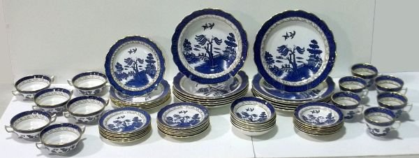 Booths "Real Old Willow" 54 pieces: Service for 6, made in England A8025, 20th century. Six each of the following: dinner plates, soup bowls, berry bowls, salad plates, bread and butter plates, tea cups and saucers and bullion cups and