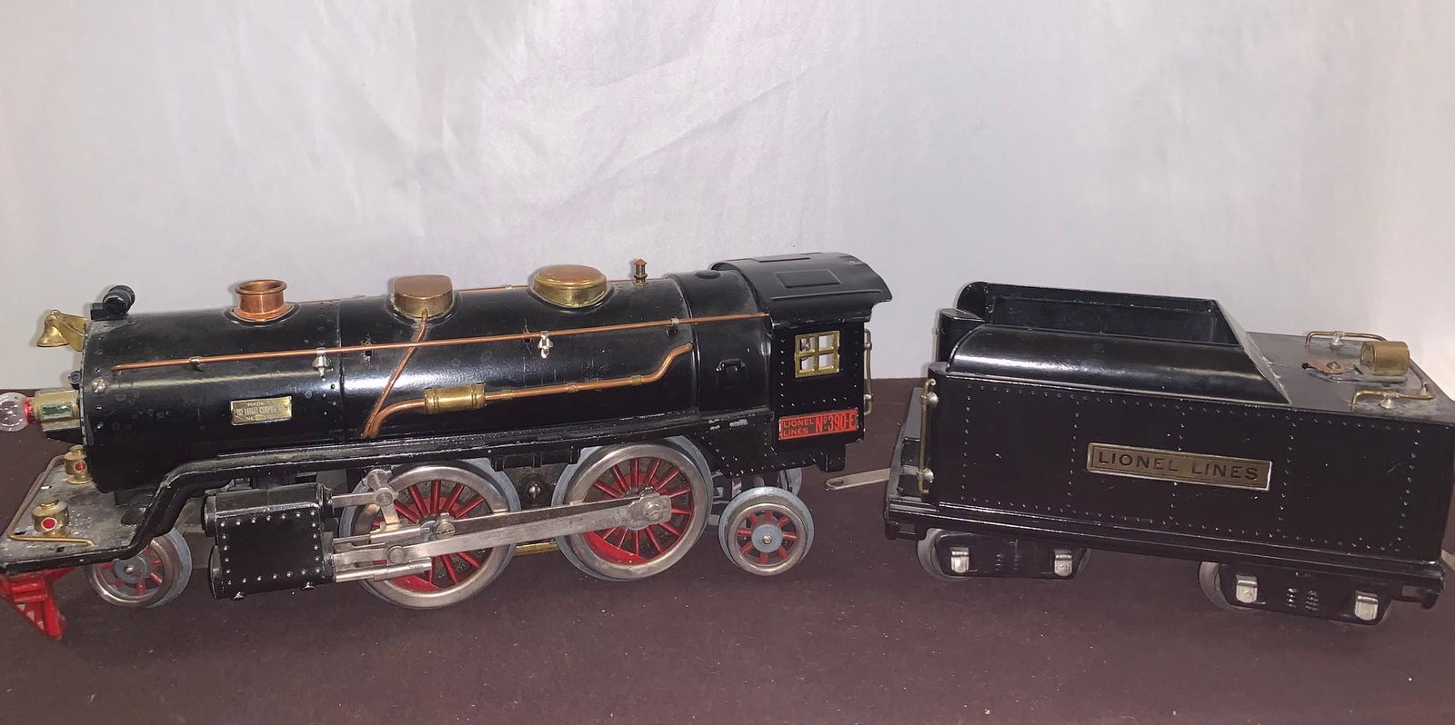 Lionel Lines #390-E Engine and Tender: Lionel Engine #390-E and Tender, Some wear, Overall Good Condition, Standard Gauge