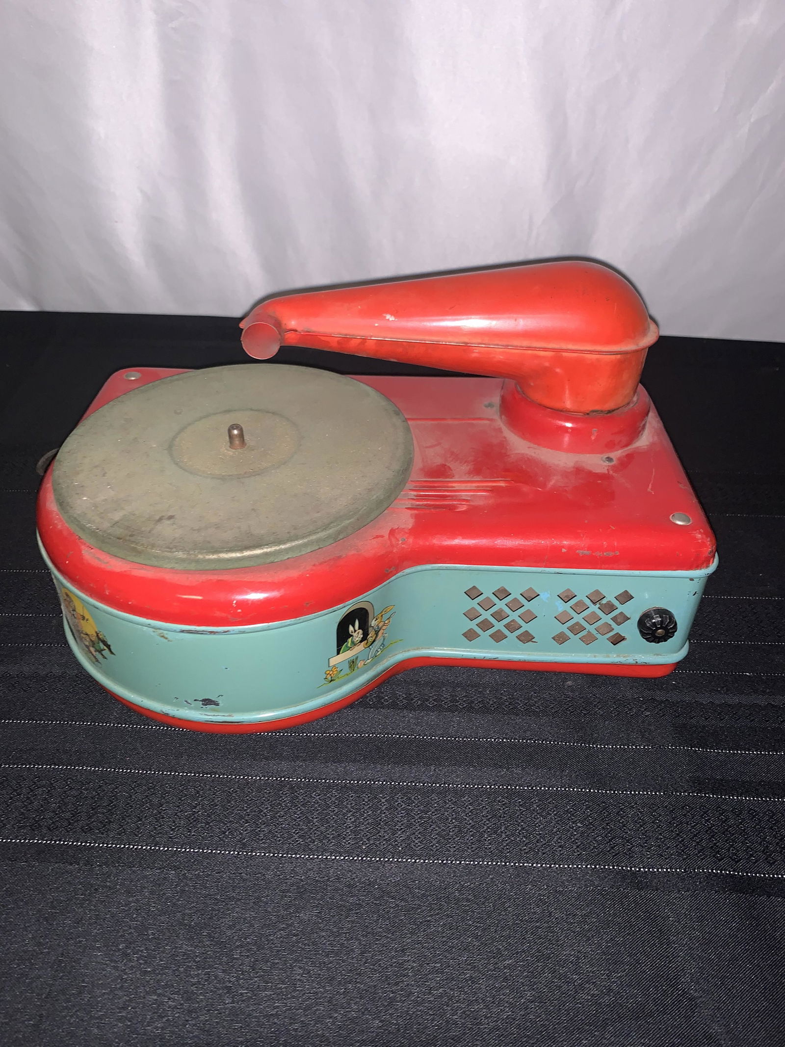Vintage Electric Phonograph: Childrens Electric Phonograph, Missing a piece