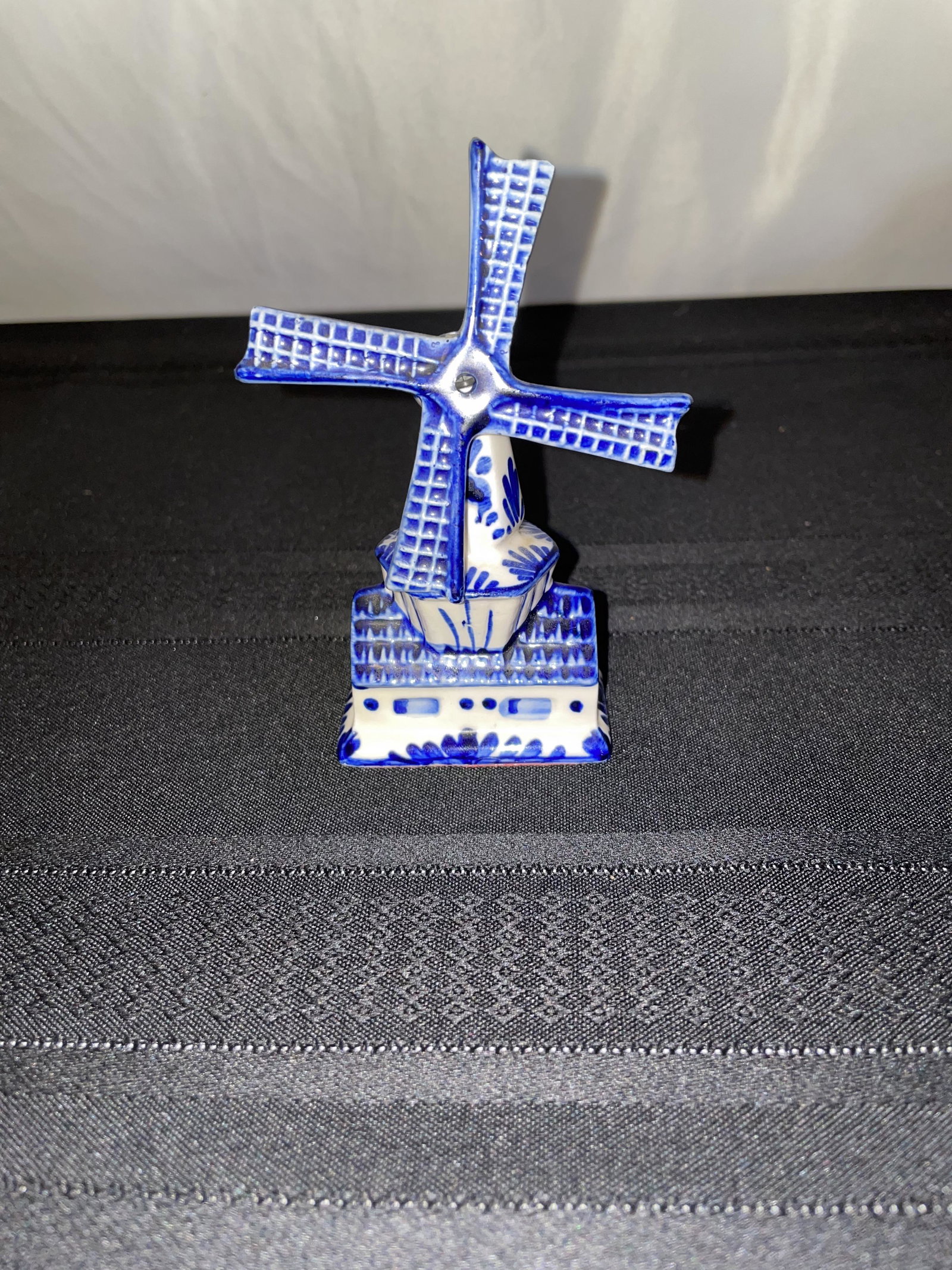 Elesva Holland Windmill: Elesva Holland Windmill, Marked 863, 4.5''tall, 2''wide, no chips