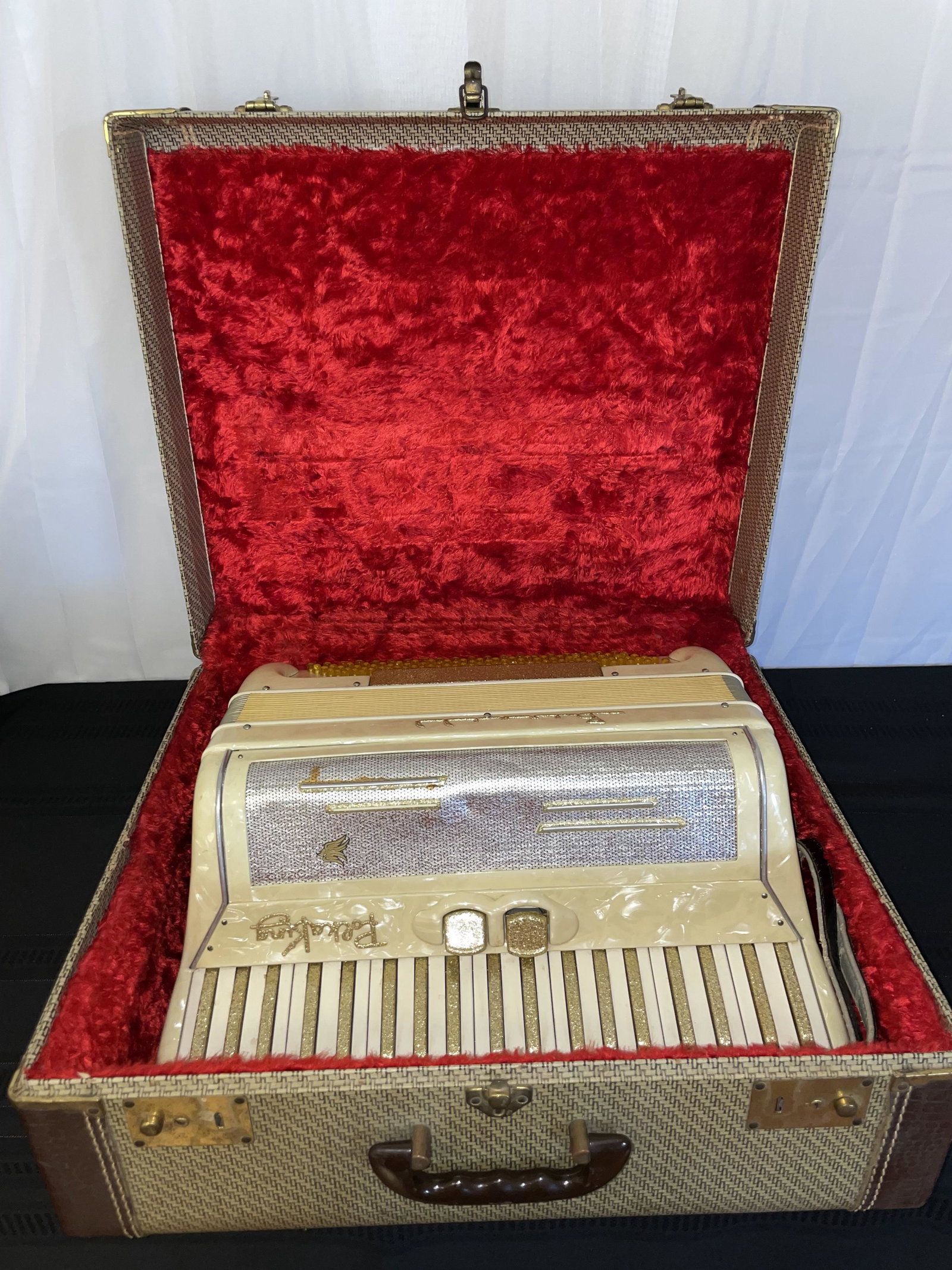 Bernelli Accordion, Polka King: Bernelli Accordion, Polka King, With carrying Case