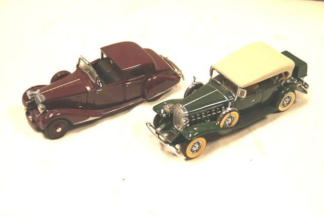 2 Danbury Mint Collection Die Cast: Antique Die Cast cars from the Danbury Mint collection. Good condition although bumber and windshield have come loose. As shown.