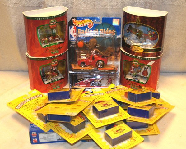 Large Lot of Hot wheels and Matchbox: In original packages