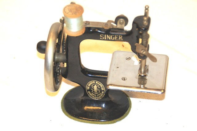 7" Singer Sewing Machine: Very good condition, minature singer machine.