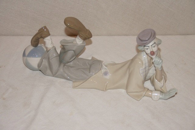 Lladro Clown Figurine: Large porcelain Laldro clown figure with beach ball at his feet. Approx 16", in good condition and no box.