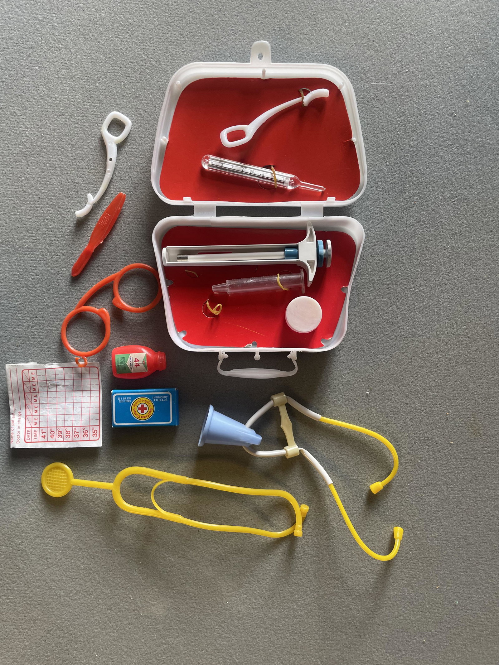 Mini Vintage First Aid Kit Toy (1 of 2)