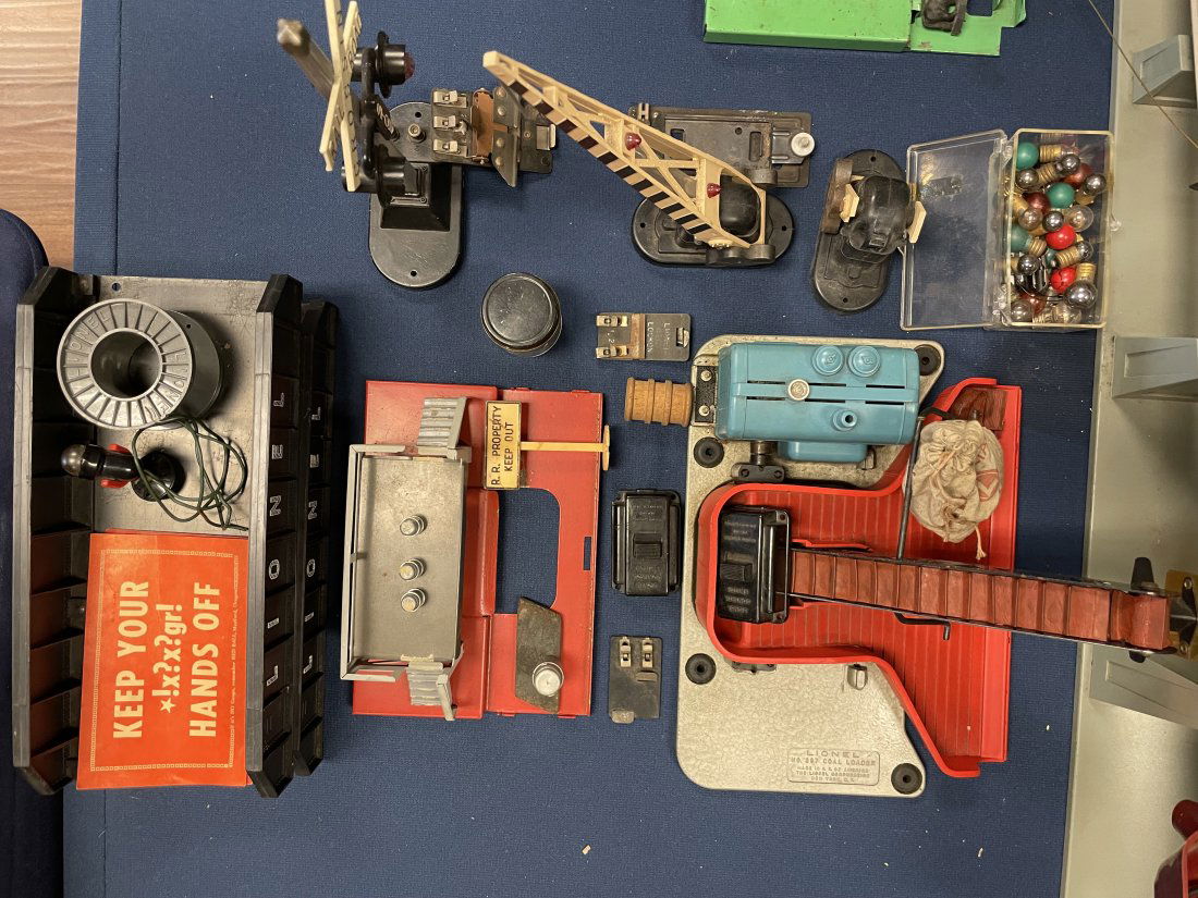 Assorted Crossing Gates & Lionel 364 Lumber Loader and Lionel Coal Ramp (1 of 5)