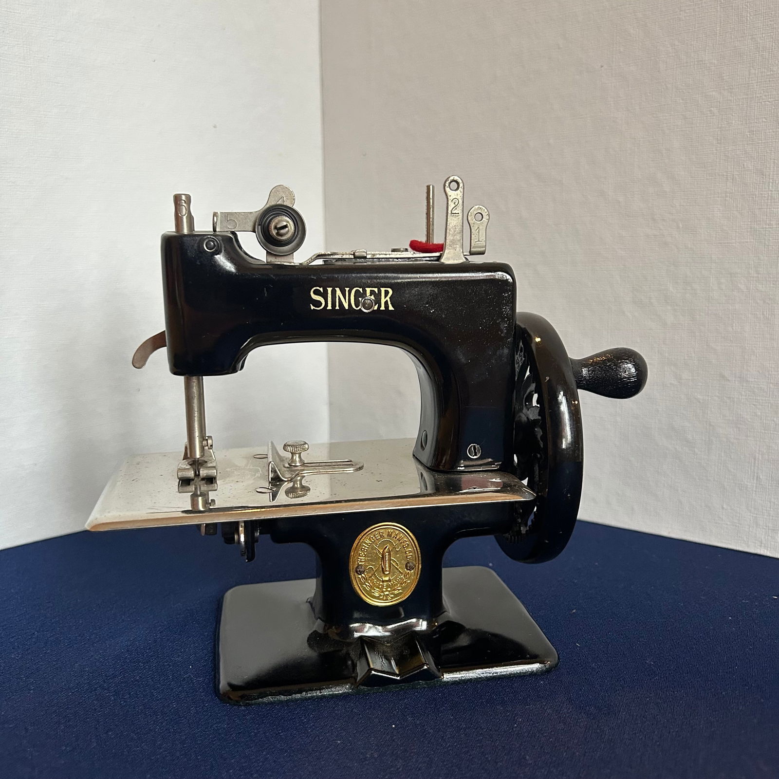 MINIATURE SINGER SEWING MACHINE (1 of 4)