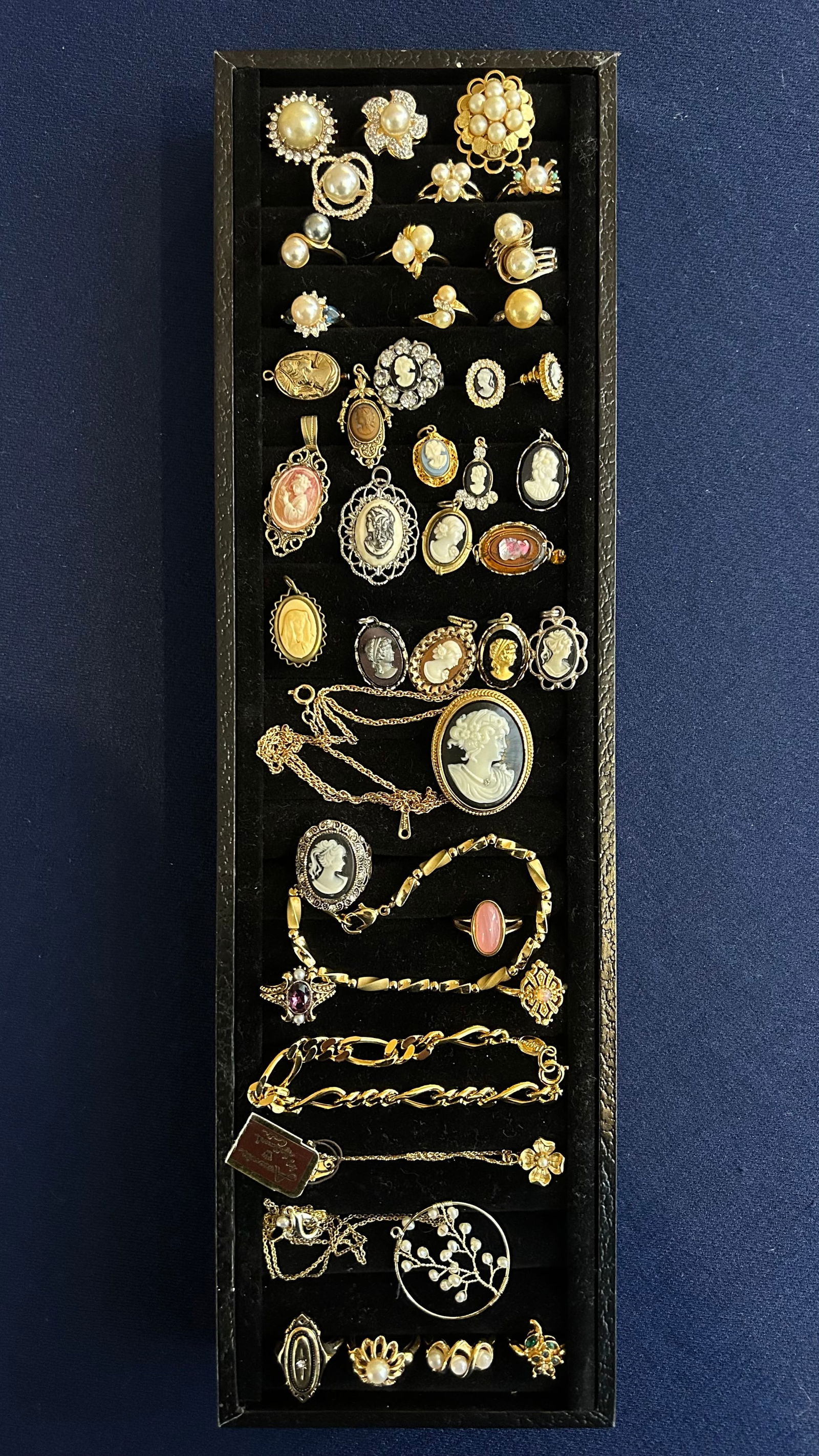 PEARL AND CAMEO VINTAGE JEWELRY LOT (1 of 3)