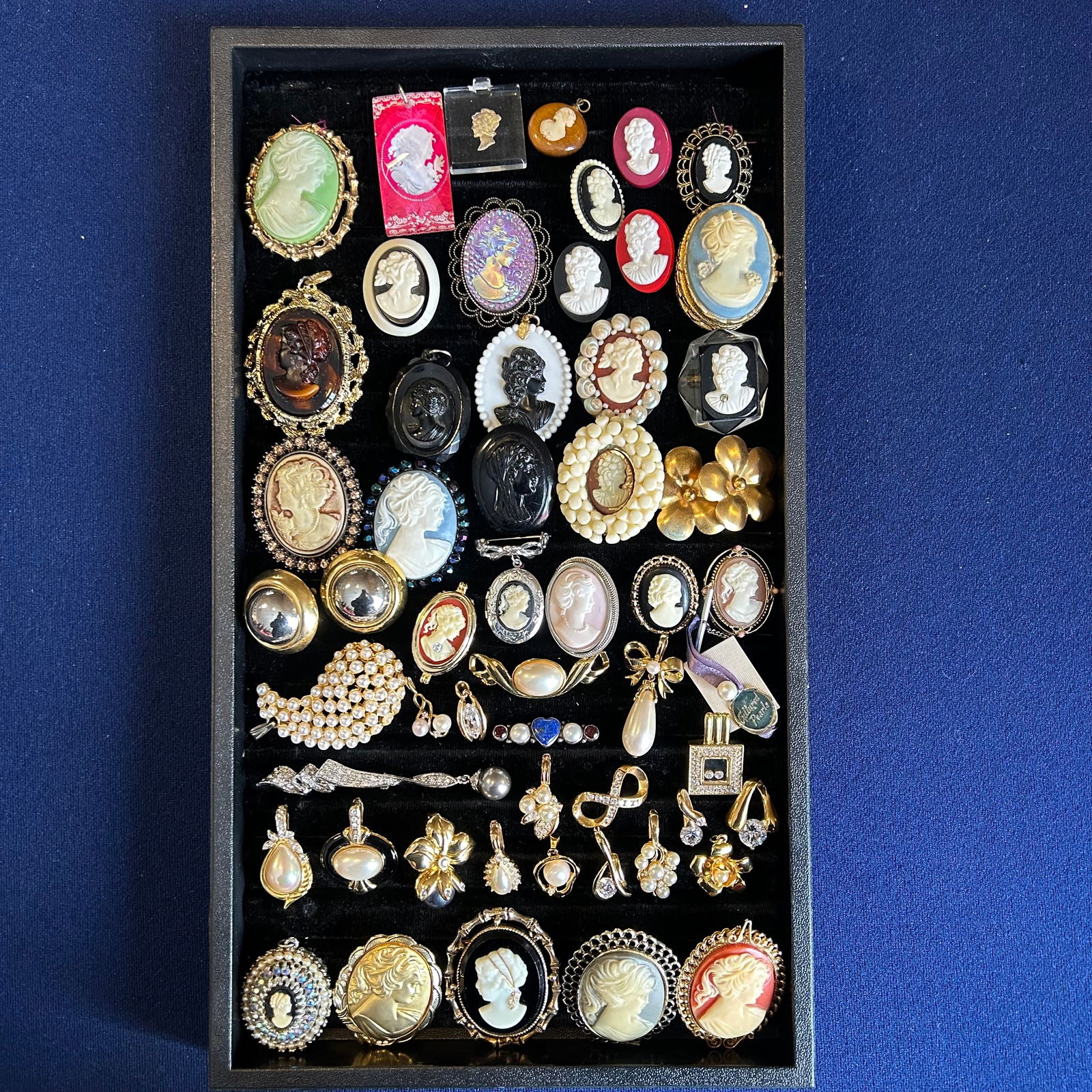 VINTAGE PENDANT LOT, CAMEO AND PEARLS: VINTAGE PENDANT LOT, CAMEO AND PEARLS AVON, MONET ETC