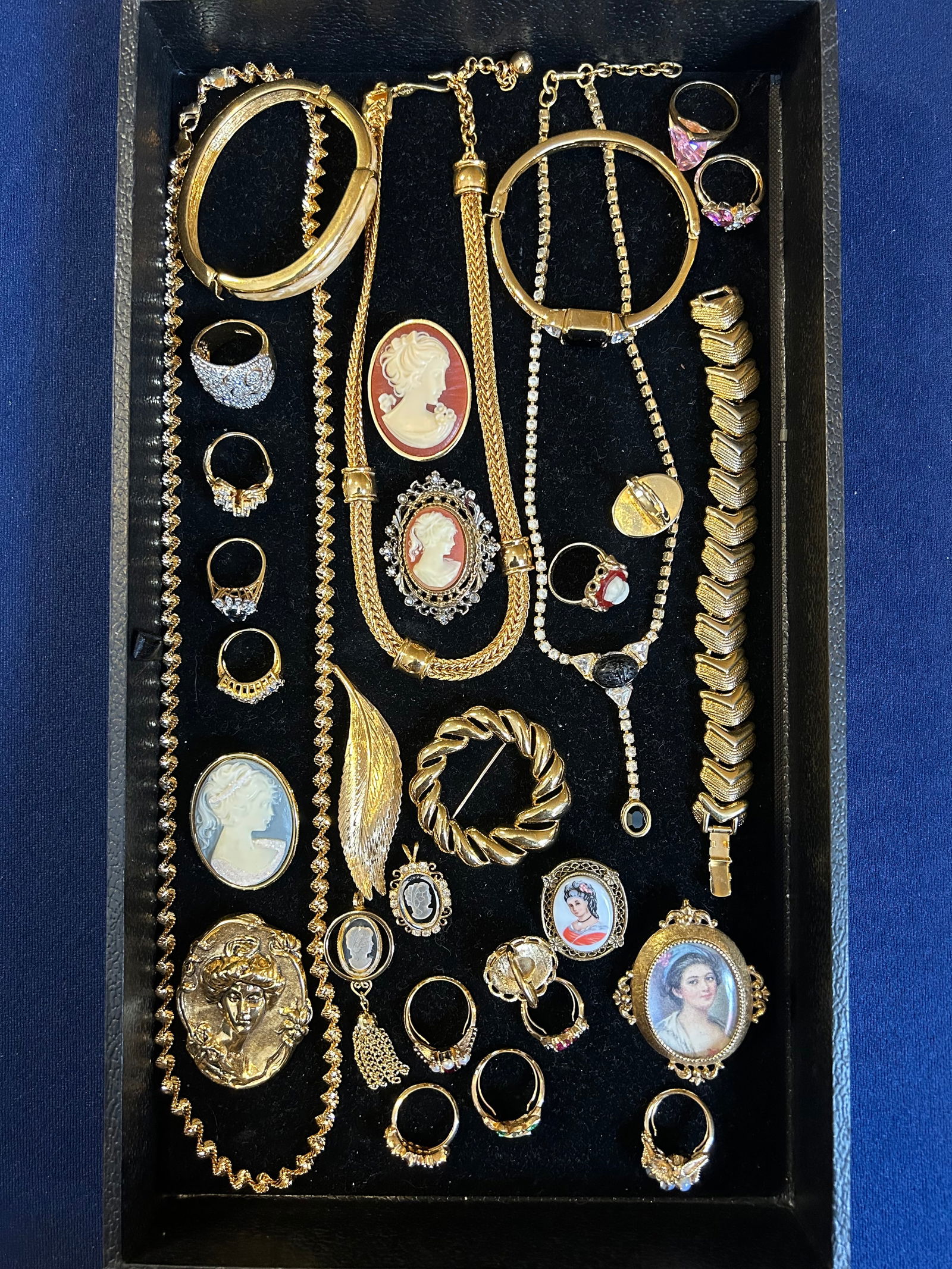 VINTAGE JEWELRY LOT (1 of 3)
