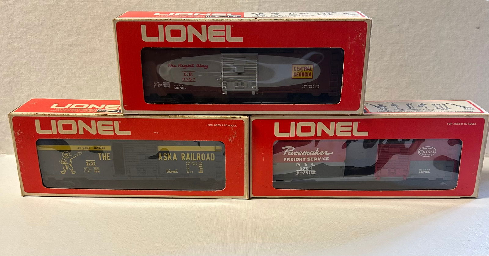 LIONEL BOX CAR LOT (1 of 5)
