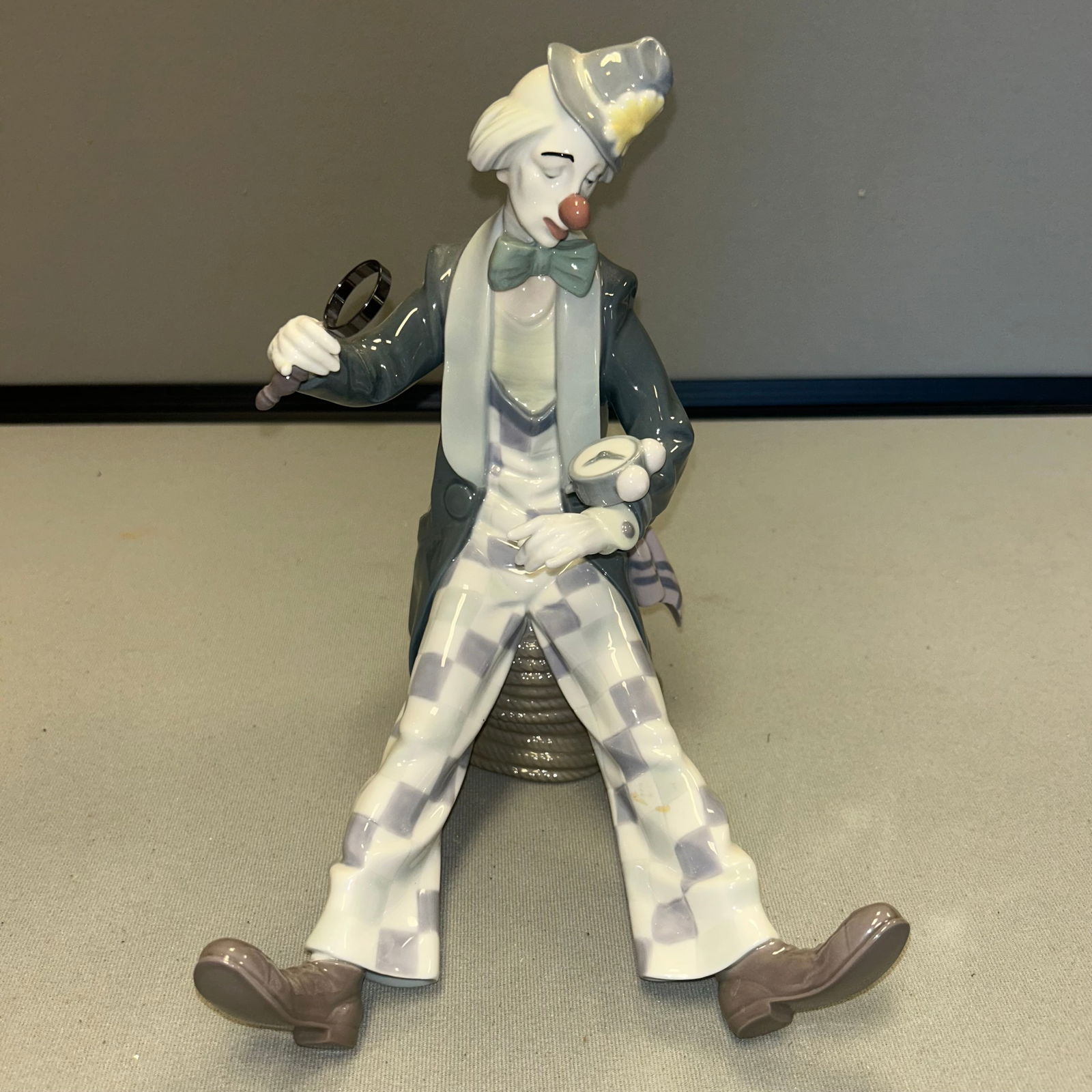 LlADRO PORCELAIN FIGURE CHECKING THE TIME (1 of 6)