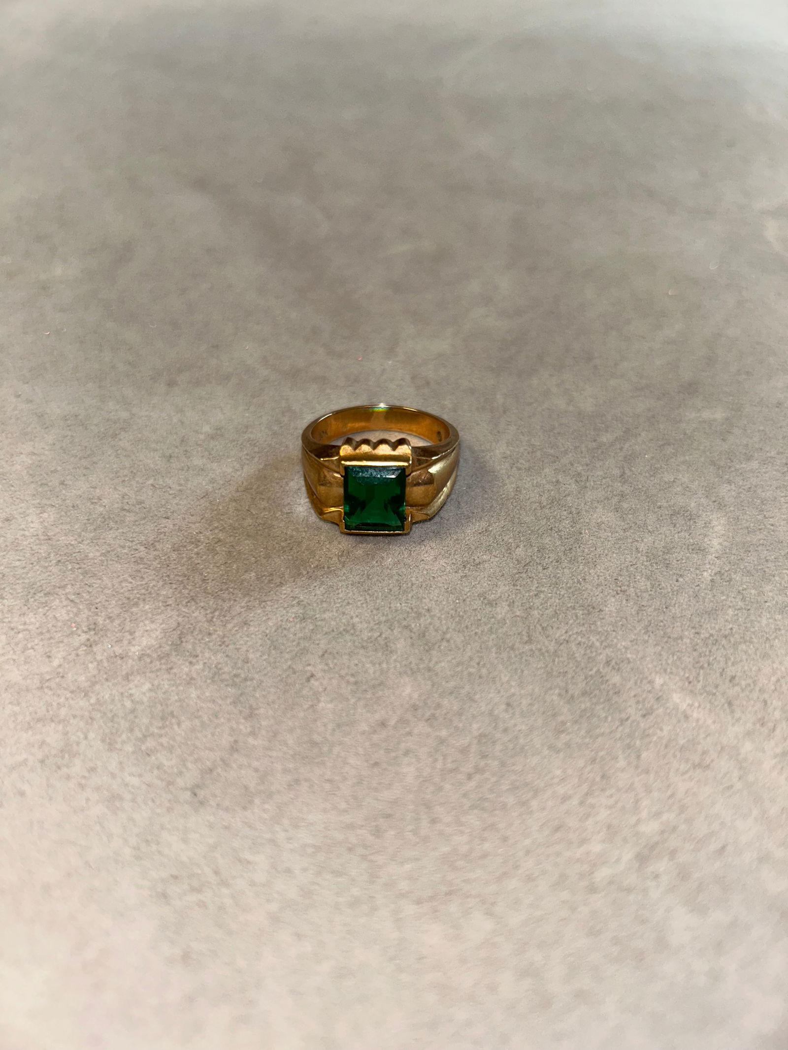10 KT SYNTHETIC EMERALD VICTORIAN COCKTAIL RING: 10 KT SYNTHETIC EMERALD VICTORIAN COCKTAIL RING