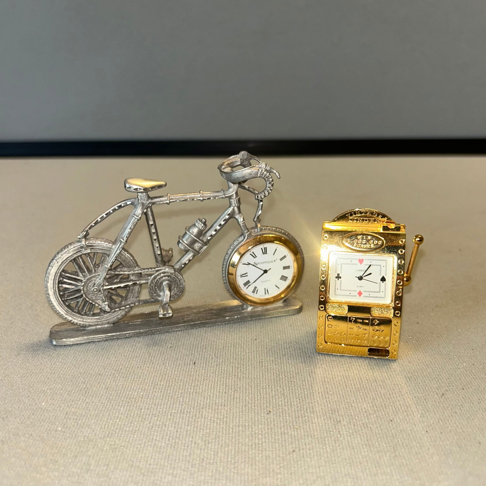 LINDER MINI SLOT MACHINE CLOCK AND A SPOONTIQUE (1 of 2)