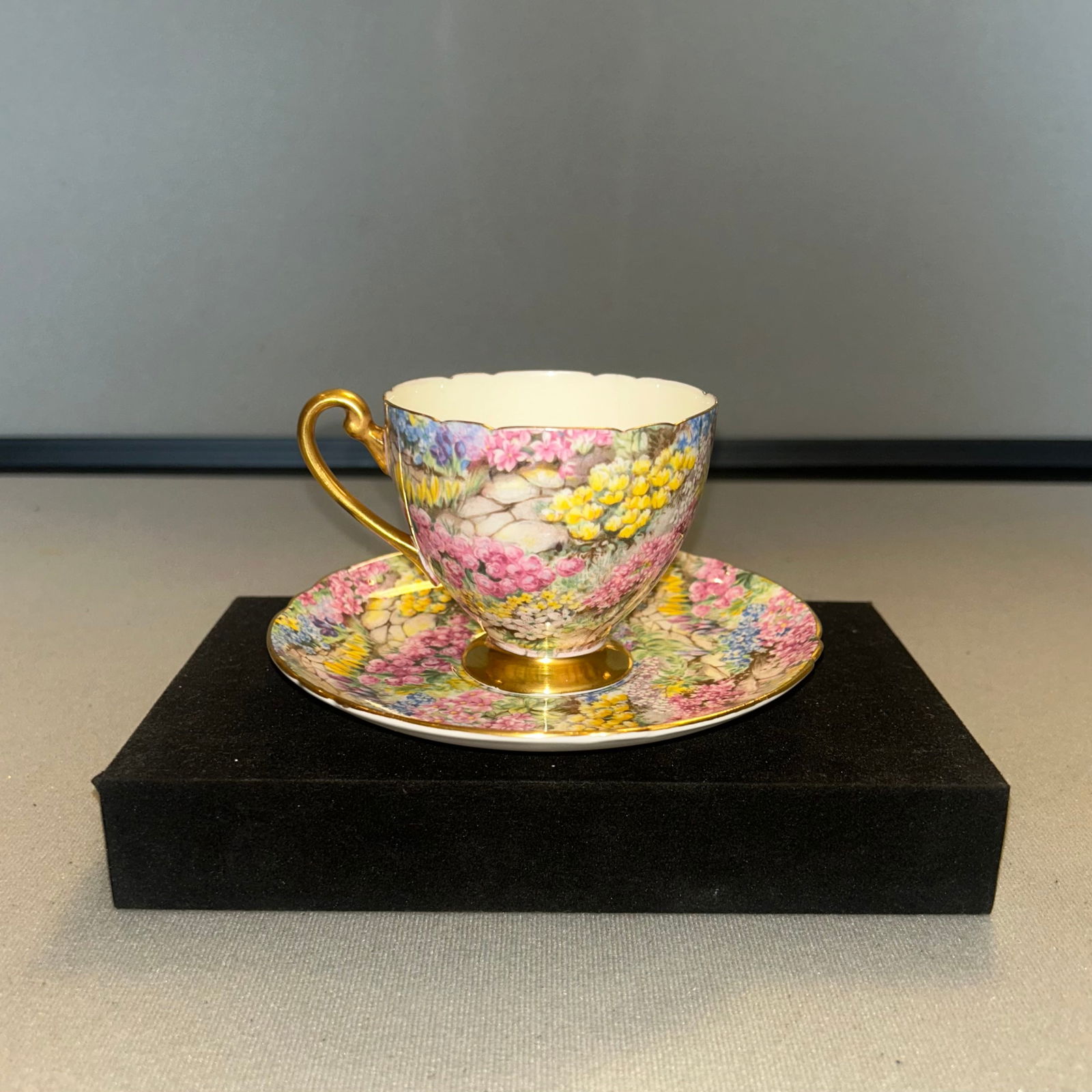 VINTAGE SHELLY 'ROCK GARDEN' TEA CUP AND SAUCER: VINTAGE SHELLY 'ROCK GARDEN' TEA CUP AND SAUCER