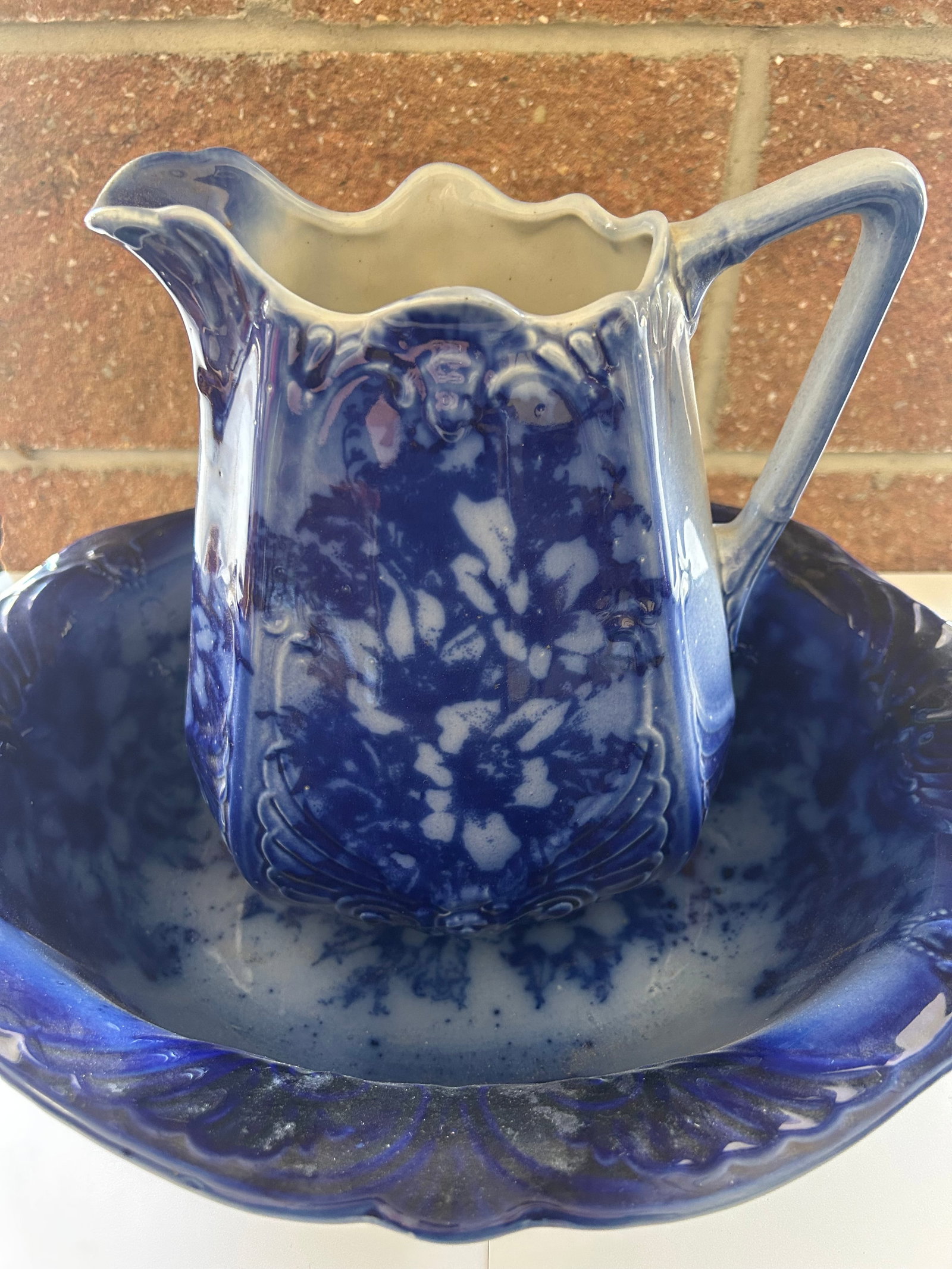 FLO BLUE PITCHER AND BOWL SET, ENGLISH IRONSTONE: FLO BLUE PITCHER AND BOWL SET, VICTORIAN ERA, ENGLISH IRONSTONE ROYAL ARMS, MARKED, FLORAL MOTIF, OVERALL GOOD CONDITION