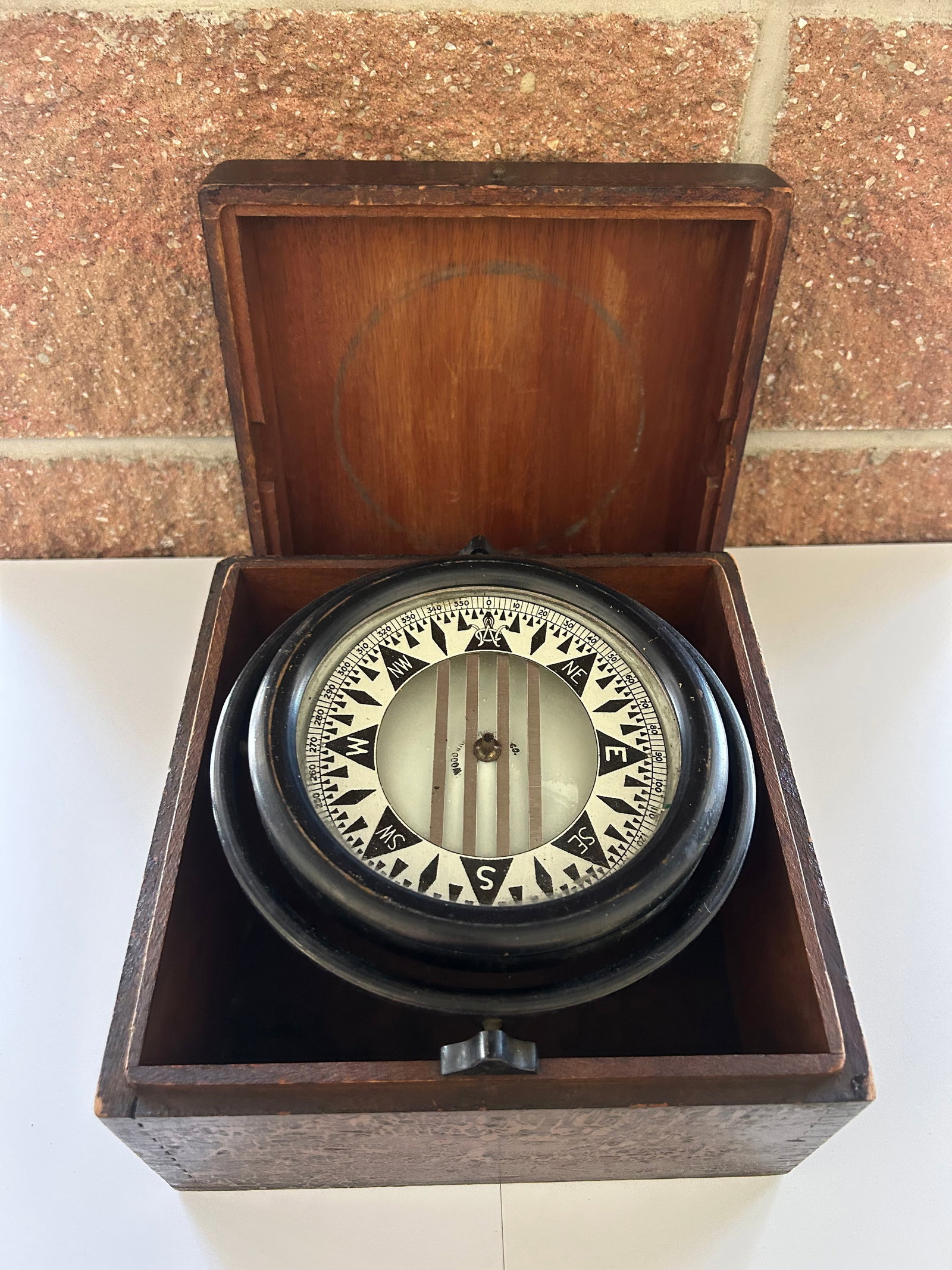 WILCOX CRITTENDEN GIMBALED NAUTICAL COMPASS: WILCOX CRITTENDEN GIMBALED NAUTICAL COMPASS, 1930S, IN WOODEN CASE