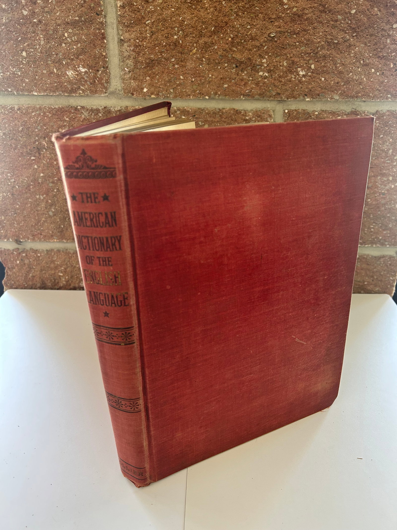AMERICAN DICTIONARY OF ENGLISH LANG., LYONS, 1892: THE AMERICAN DICTIONARY OF THE ENGLISH LANGUAGE BY DANIEL LYONS, PUBLISHED 1892, RED BINDING, OVERALL GOOD CONDITION, FENELON COLLIER AND SON