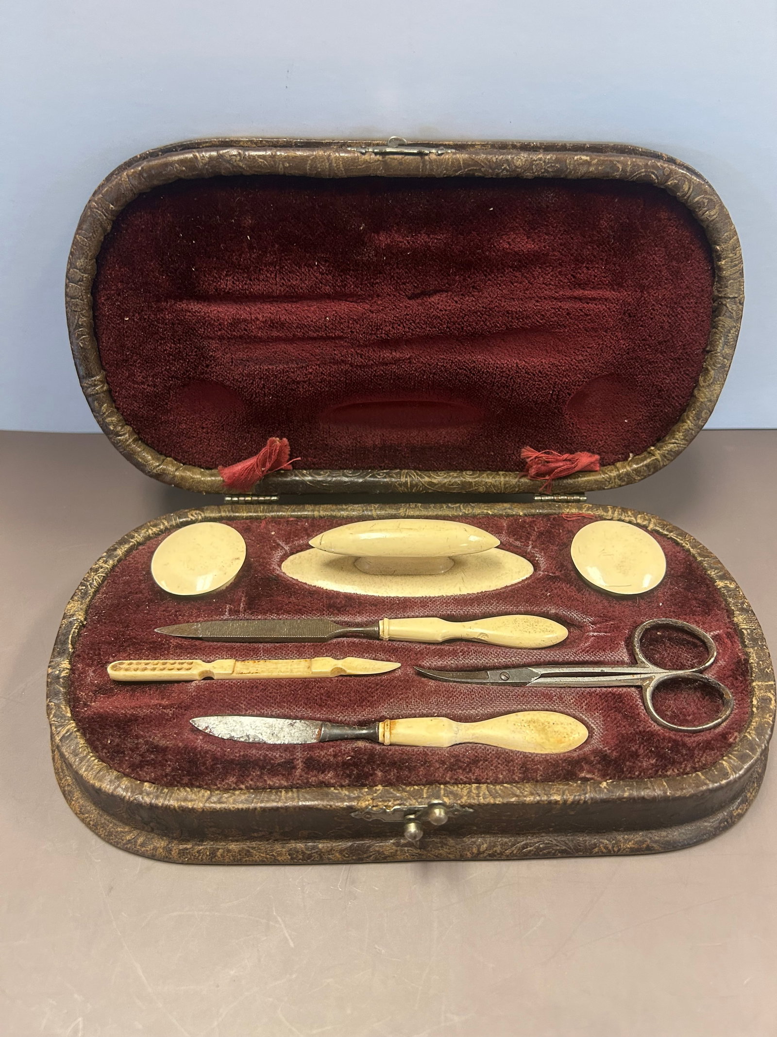 VINTAGE CELLULOID VANITY MANICURE SET (1 of 3)