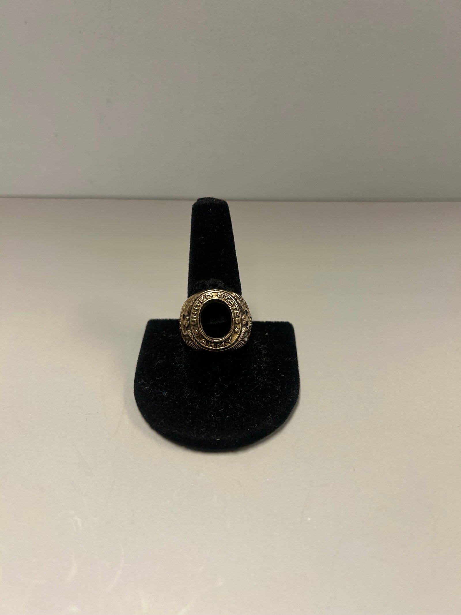 UNITED STATES ARMY 10K GOLD RING: UNITED STATES ARMY 10K GOLD RING, MARKED 10K 3F AR, SIZE 10, EAGLE DECAL ON SIDE, 12GRAMS