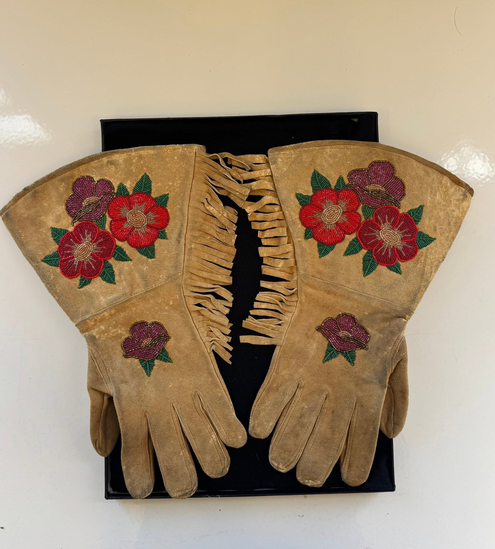 VINTAGE TRIBAL/FRONTIER BEADED GLOVES W / FRINGE (1 of 5)