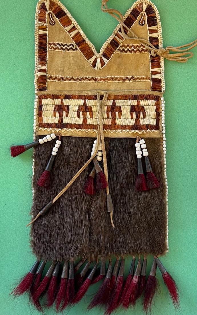 NORTHERN PLAINS INDIAN STYLE BEADED POUCH (1 of 5)