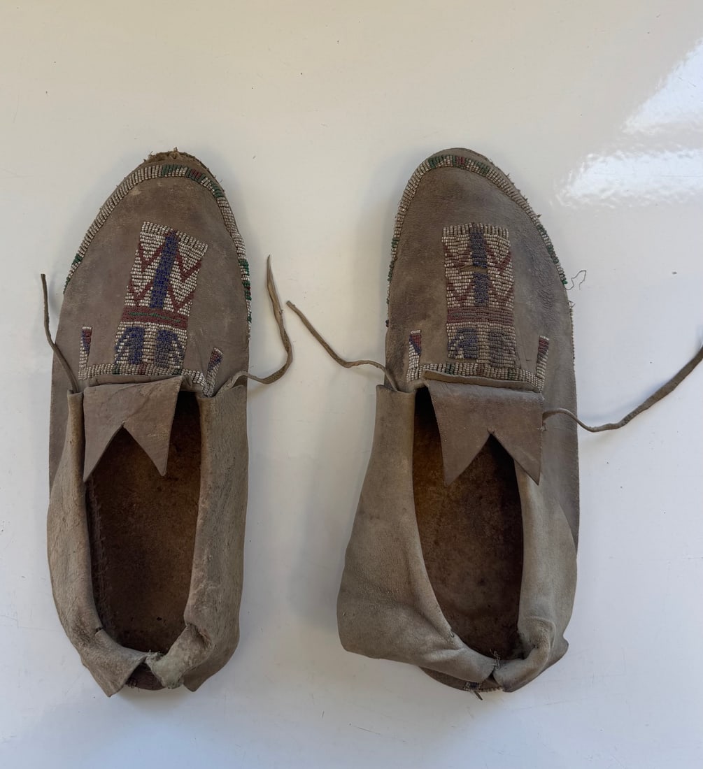 PLAINS INDIAN MOCCASINS (1 of 4)