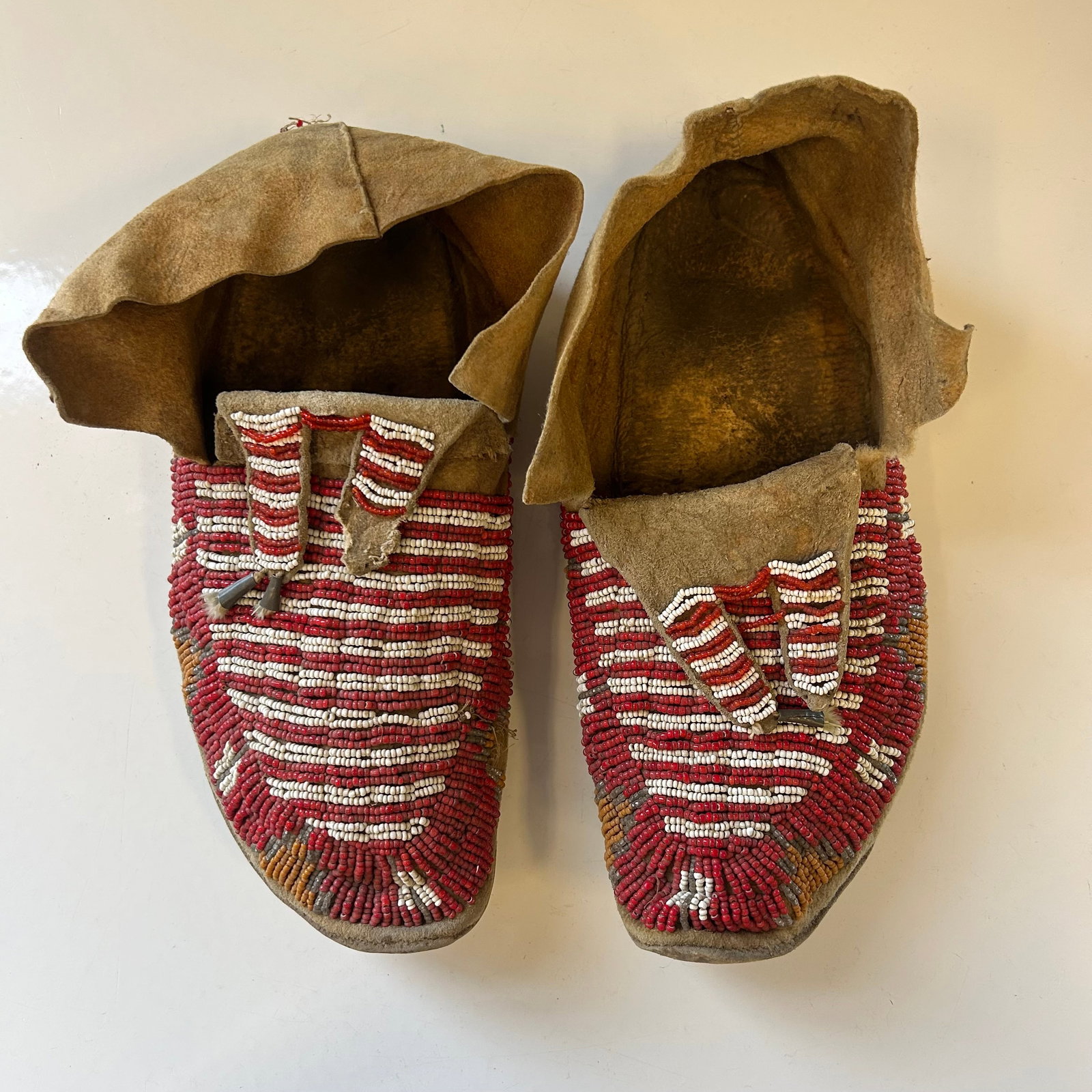 GREAT PLAINS NATIVE AMERICAN BEADED MOCCASINS (1 of 3)