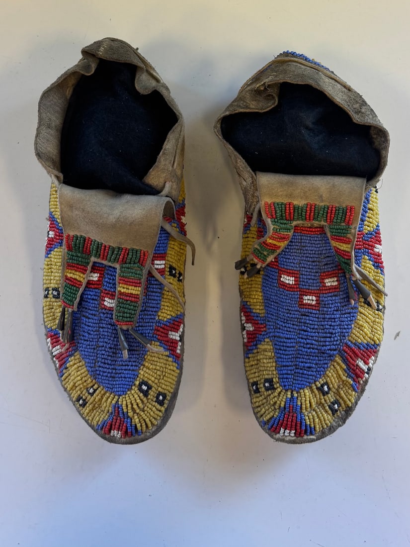 GREAT PLAINS NATIVE AMERICAN BEADED MOCCASINS (1 of 3)