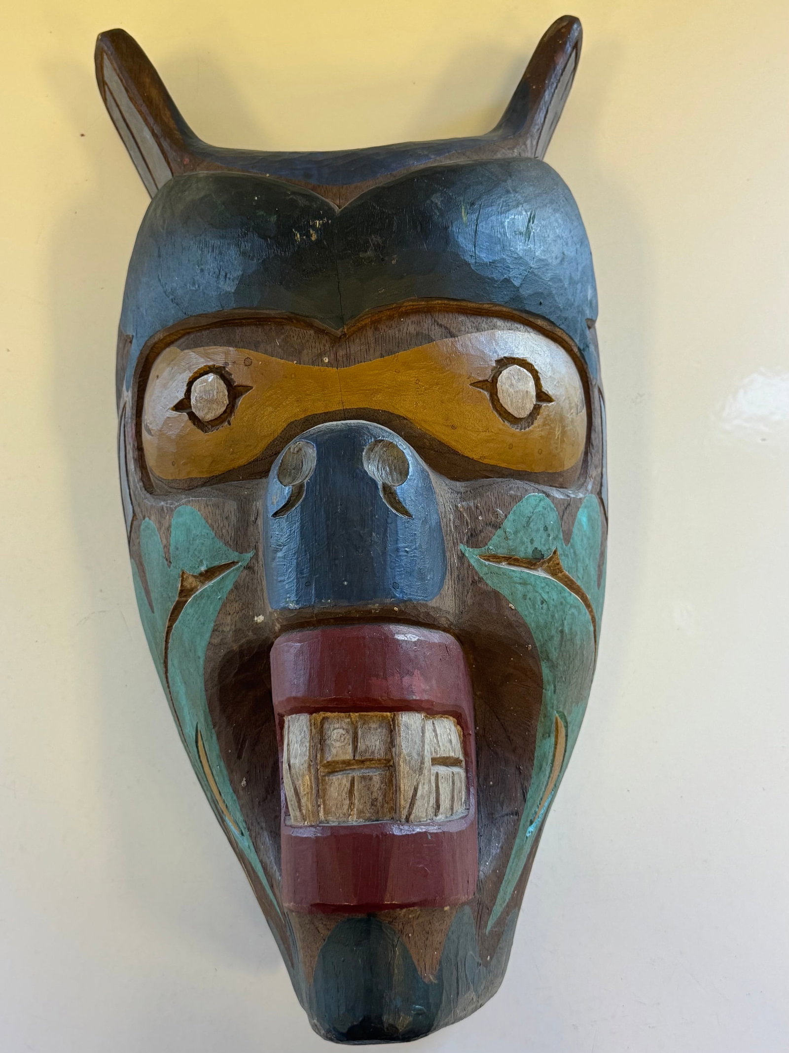 PACIFIC NORTHWEST COAST KWAKIUL-STYLE CARVED MASK: HAND CARVED CEREMONIAL MASKAPPROX 20" (FROM TOP OF EAR TO BOTTOM OF MASK) X 10" WIDEGOOD VINTAGE CONDITION, UNSIGNEDPROVENANCE: ESTATE OF DOUG DIVISH NORTH EAST OHIO
