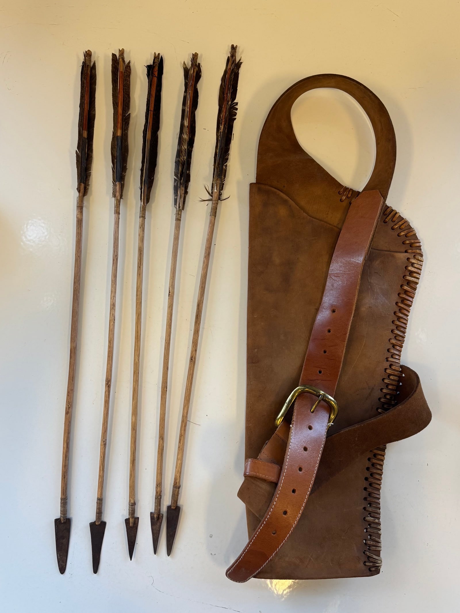 PLAINS STYLE ARROW SET WITH LEATHER QUIVER (1 of 3)