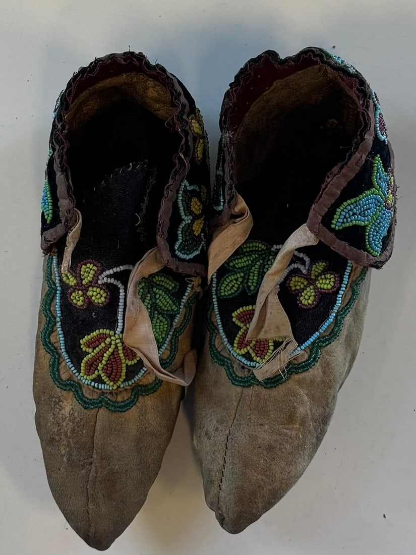 WOODLANDS BEADED MOCCASINS (1 of 4)