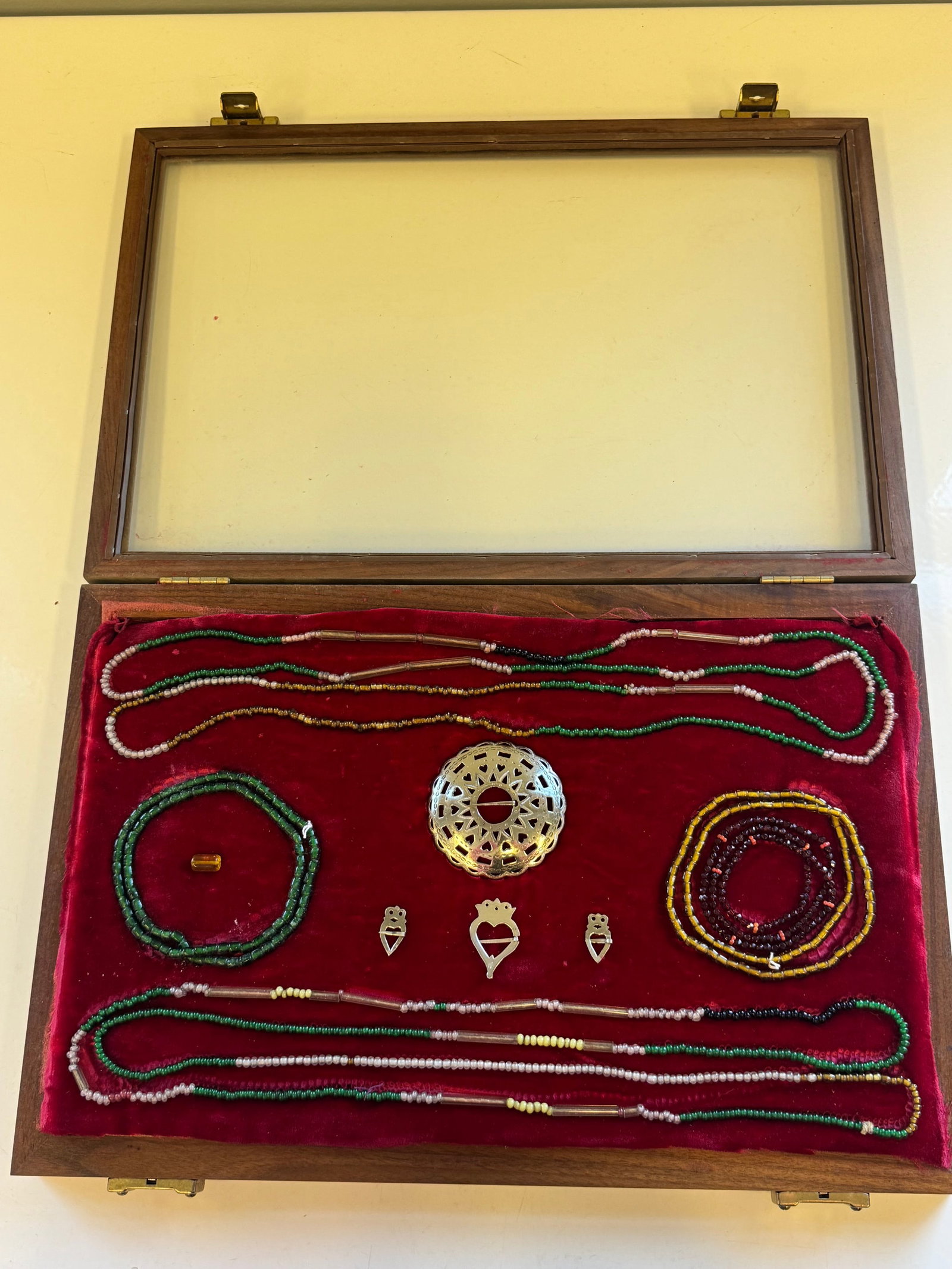 COLLECTION OF NATIVE AMERICAN BEADWORKS (1 of 3)