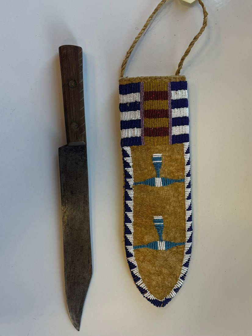 SIOUX STYLE SHEATH & KNIFE (1 of 3)