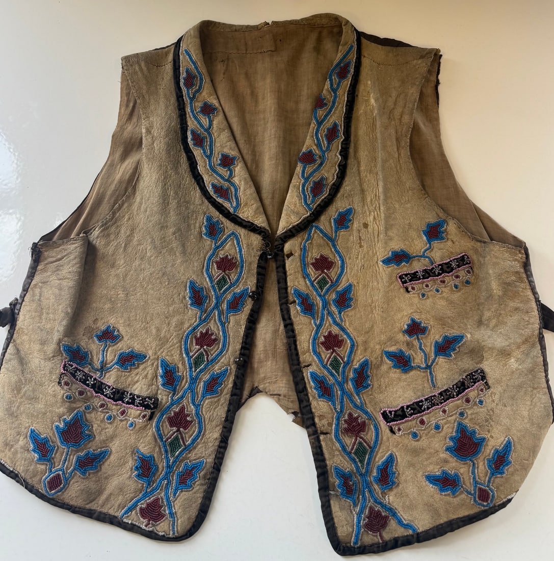 HISTORIC NATIVE AMERICAN BEADED BUCKSKIN VEST (1 of 3)