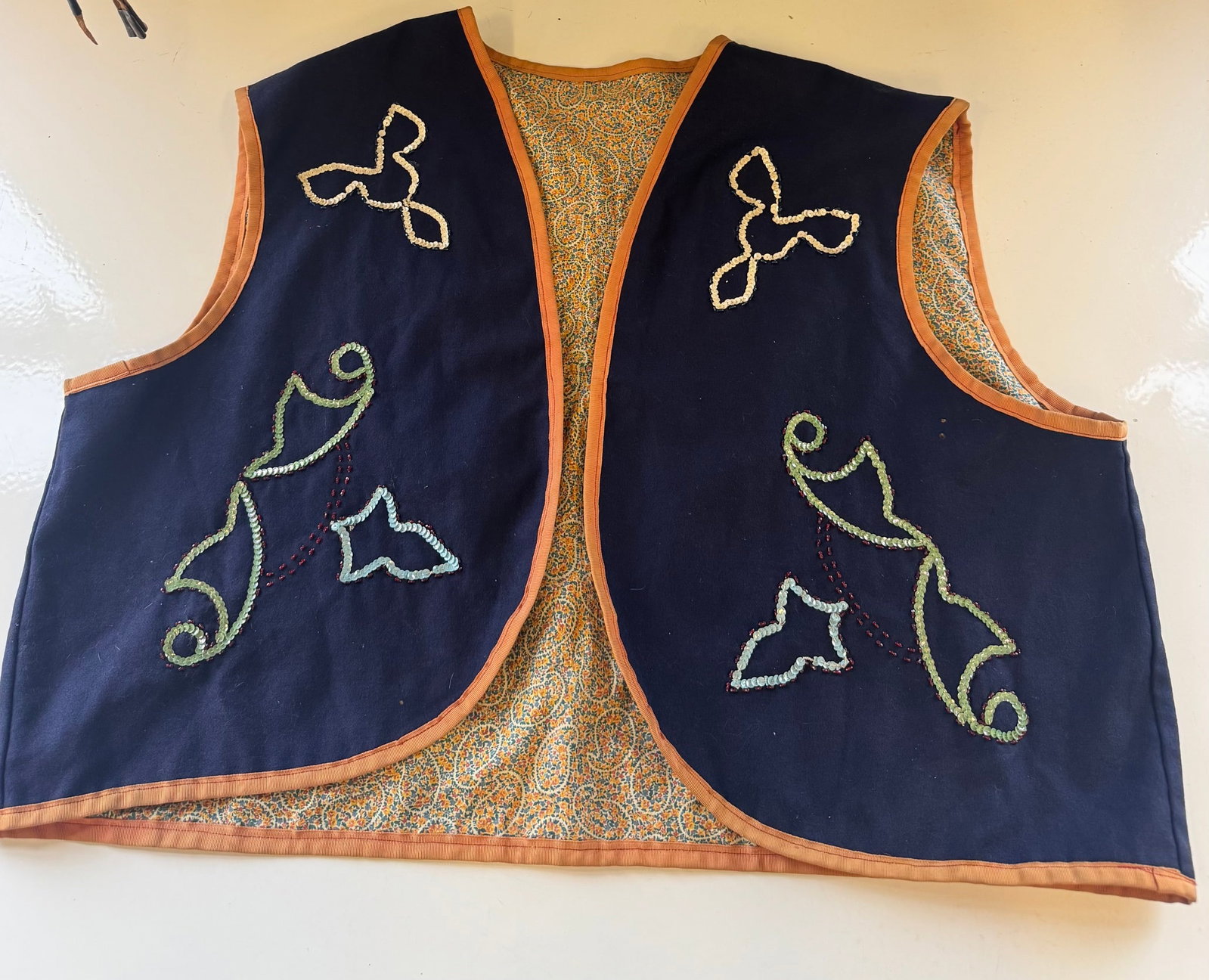 VINTAGE MEXICAN WOOL FELT TOURIST VEST: RETAILED AT CARL'S INDIAN TRADING POST, TAOS, NEW MEXICOWITH THE ORIGINAL CARL'S TAG STILL ON VESTMID 20TH CENTURY ( 1950'S - 1970'S)GOOD VINTAGE CONDITION, A COUPLE OF SMALL HOLESPROVENANCE: ESTATE O