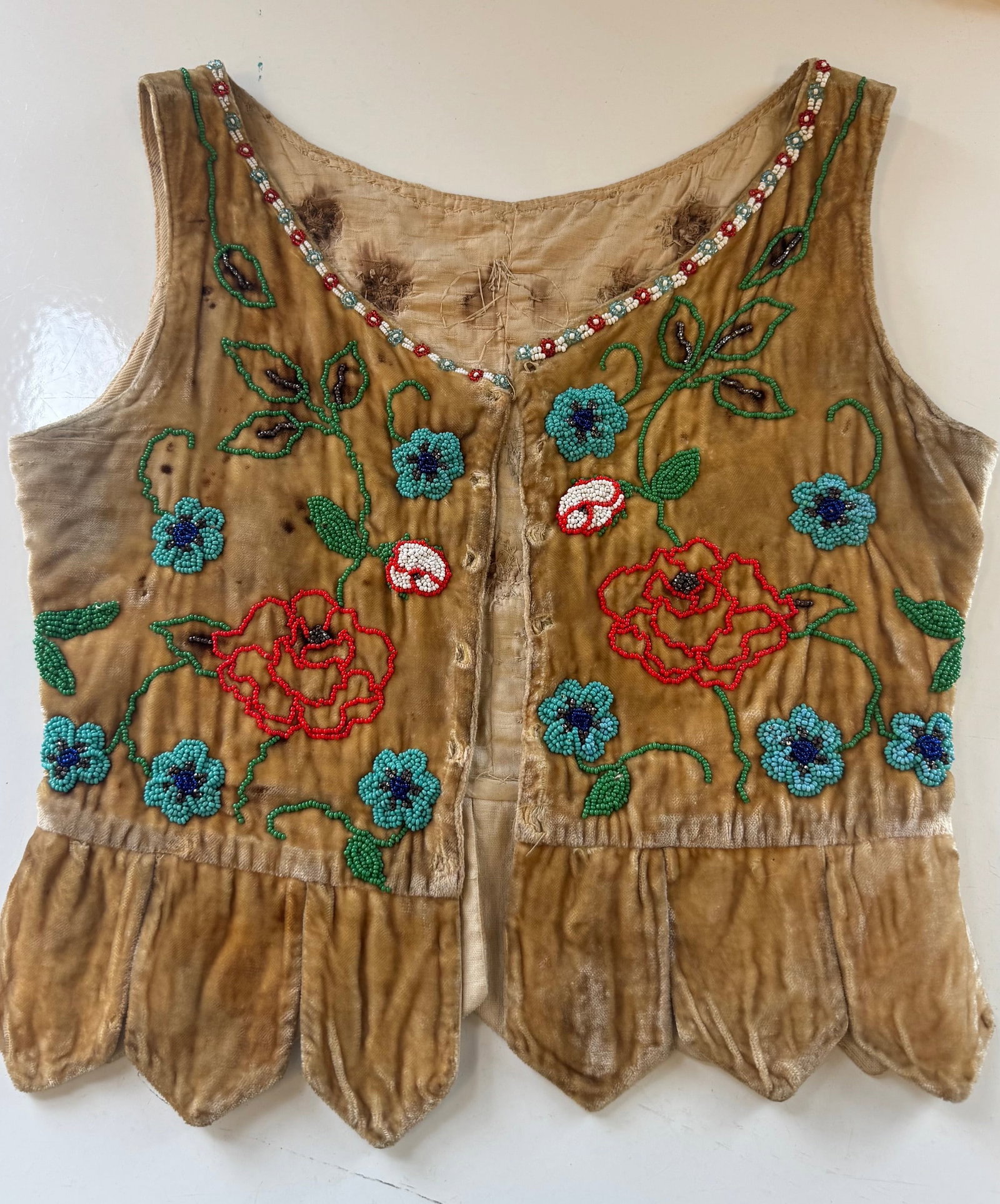 RARE c.1890 GREAT LAKES STYLE BEADED FLORAL VEST: A BEAUTIFUL AND RARE EXAMPLE OF GREAT LAKES NATIVE AMERICAN BEADWORK. THIS IS CLASSIC STYLE OJIBWE (CHIPPEWA / ANISHINAABE) FLORAL BEADWORK FROM THE GREAT LAKES / WOODLANDS REGION, CIRCA 1880-1920. BE
