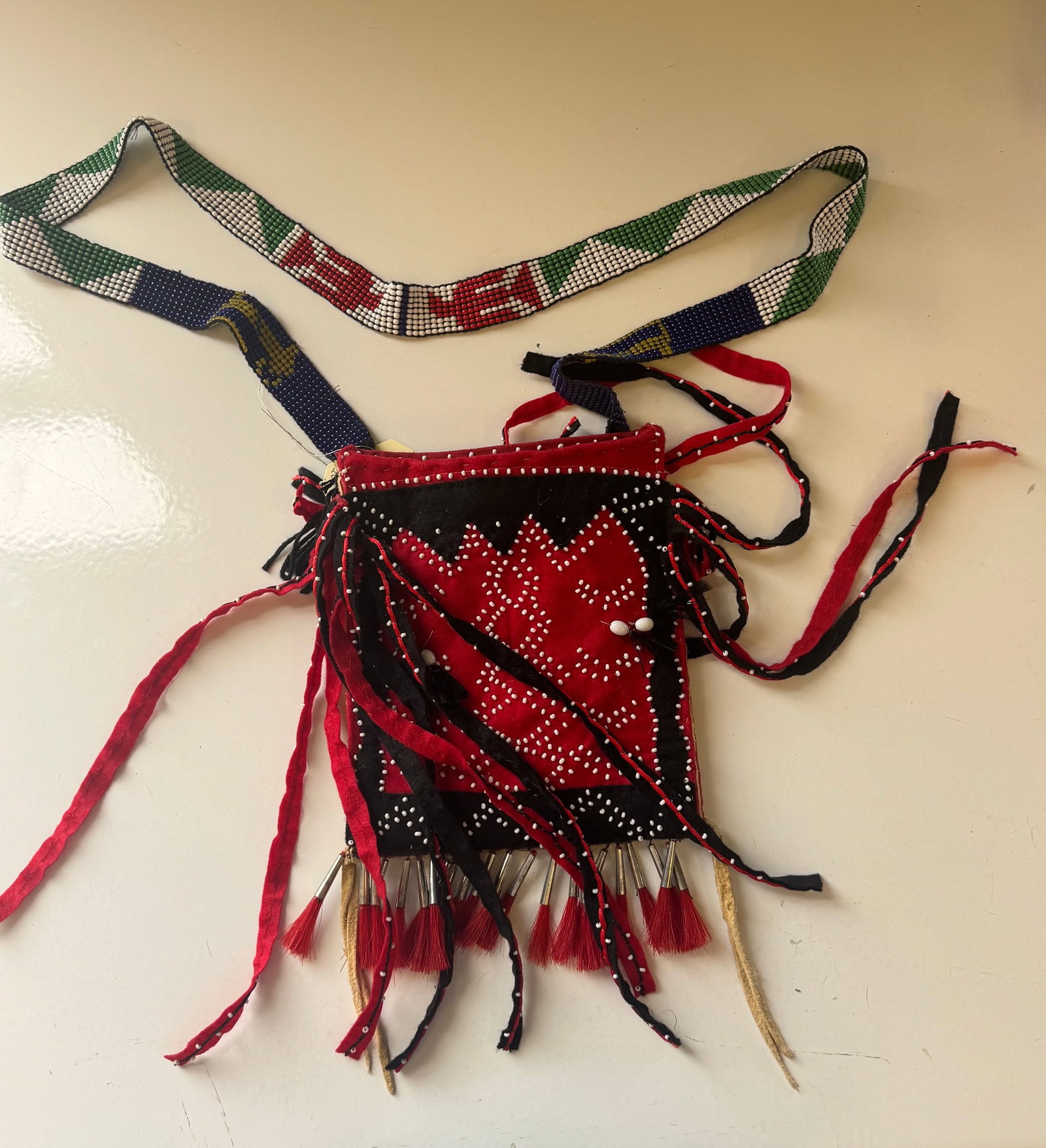 BEAUTIFUL NATIVE AMERICAN BEADED POUCH BAG (1 of 3)