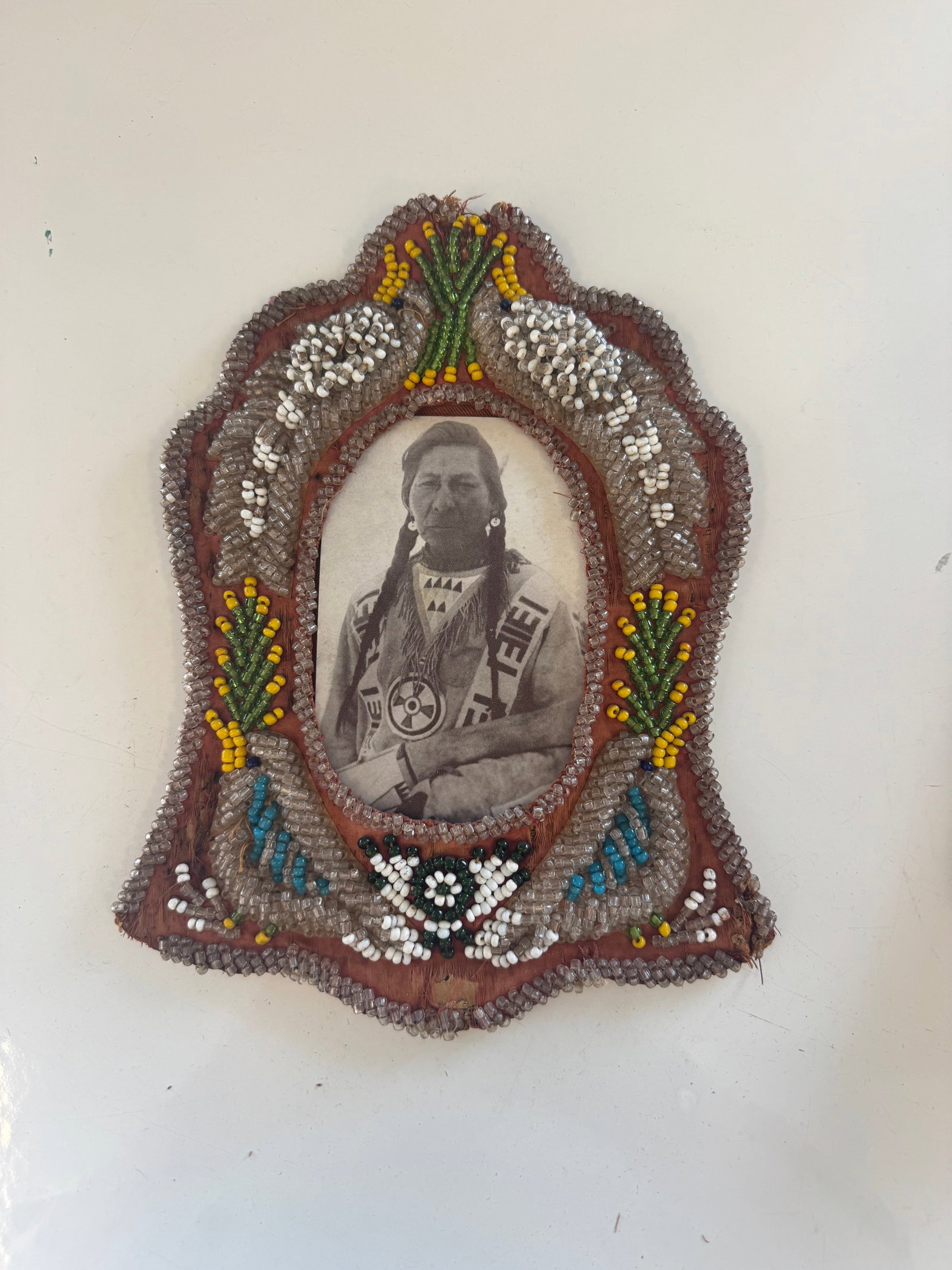 ANTIQUE IROQUOIS STYLE PICTURE FRAME (1 of 3)