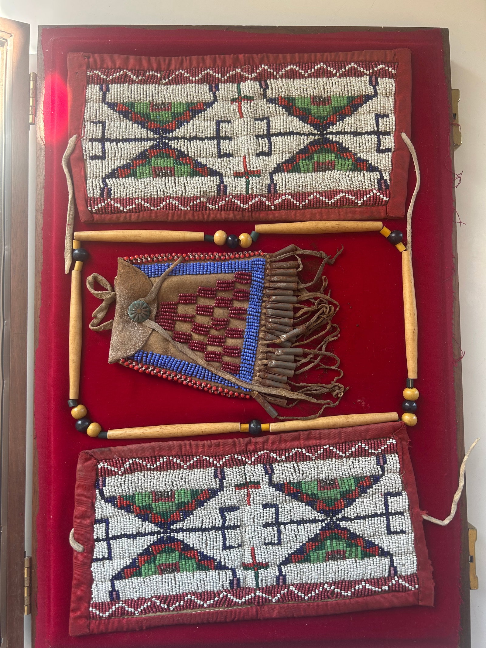 NATIVE AMERICAN PLAINS STYLE DISPLAY (1 of 3)