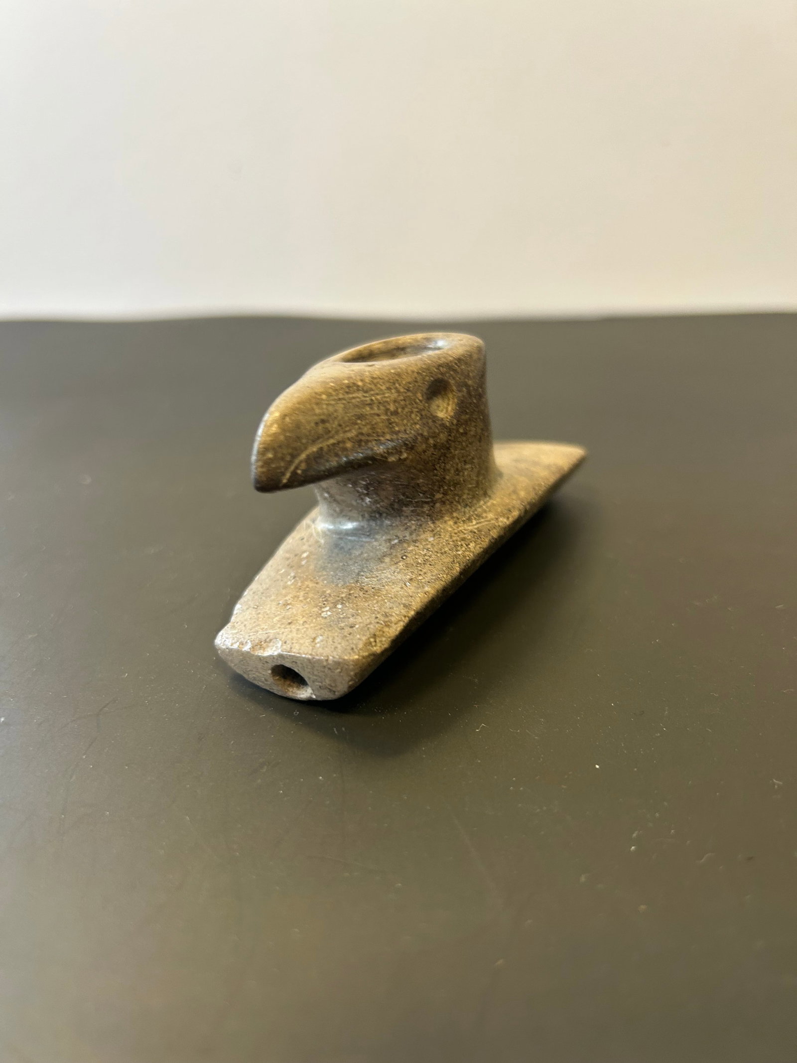 HOPEWELL STYLE CROW EFFIGY STONE PIPE: CARVED STONE CROW EFFIGY PIPE, IDENTIFIED IN THE ACCOMPANYING COLLECTION LABEL AS A "CROW EFFIGY PIPE FROM SCIOTO COUNTY, OHIO. DONALD MCBETH COLLECTION" THE PIPE FEATURES A STYLIZED BIRD HEAD